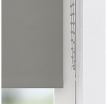 Grijs rolgordijn met parelketting op het raam