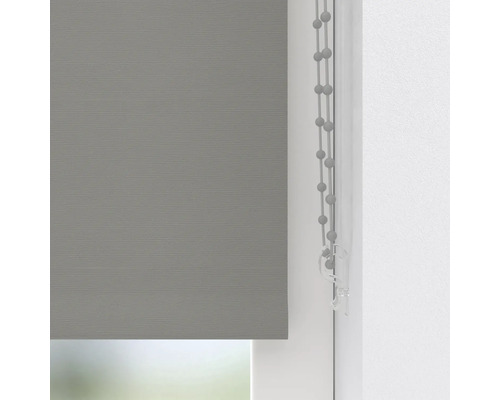 Grijs rolgordijn met parelketting op het raam