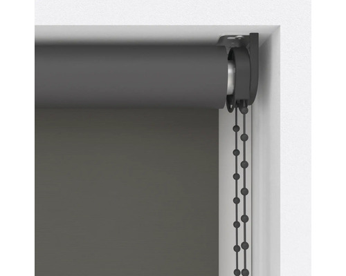 Grijs rolgordijn met kettingbediening op het raam