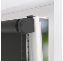 Gedetailleerd aanzicht van een grijs rolgordijn met kettingbediening bij het raam