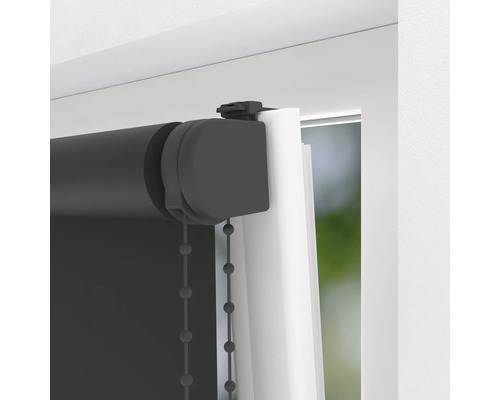 Gedetailleerd aanzicht van een grijs rolgordijn met kettingbediening bij het raam