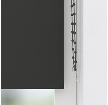 Donkergrijs rolgordijn aan het raam met kettingbediening.