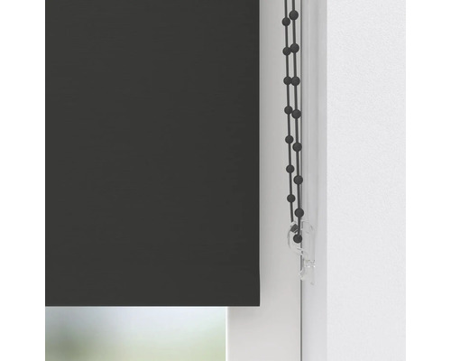 Donkergrijs rolgordijn aan het raam met kettingbediening.