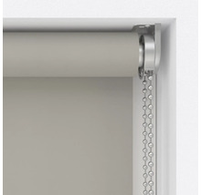 Gedetailleerde afbeelding van een rolgordijn met kettingbediening in een raamkozijn