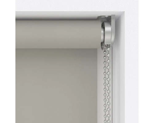 Gedetailleerde afbeelding van een rolgordijn met kettingbediening in een raamkozijn