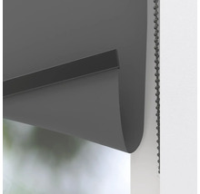 Gedetailleerde opname van een grijs rolgordijn met kettingbediening voor raamdecoratie