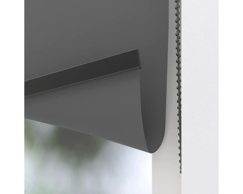 Gedetailleerde opname van een grijs rolgordijn met kettingbediening voor raamdecoratie