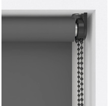 Detailaanzicht van een grijs rolgordijn met kettingbediening op het raam