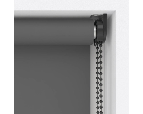 Detailaanzicht van een grijs rolgordijn met kettingbediening op het raam