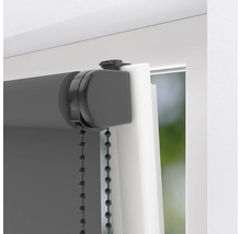 Detailopname van een rolgordijn met kettingbediening voor raamdecoratie