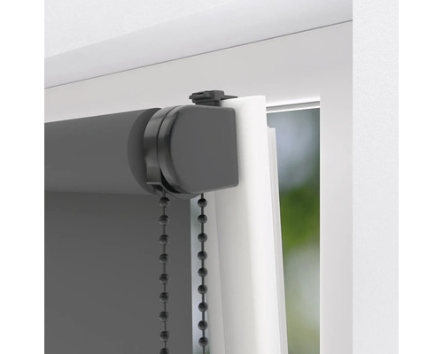 Detailopname van een rolgordijn met kettingbediening voor raamdecoratie