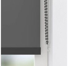 Grijs rolgordijn met kettingbediening bij het venster