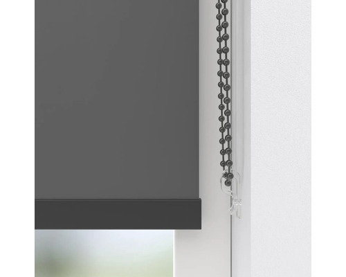 Grijs rolgordijn met kettingbediening bij het venster