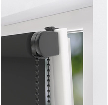 Detailopname van een zwart rolgordijn aan het raam met kettingbediening