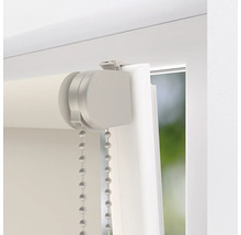 Gedetailleerde weergave van een rolgordijn met kettingbediening op het raam