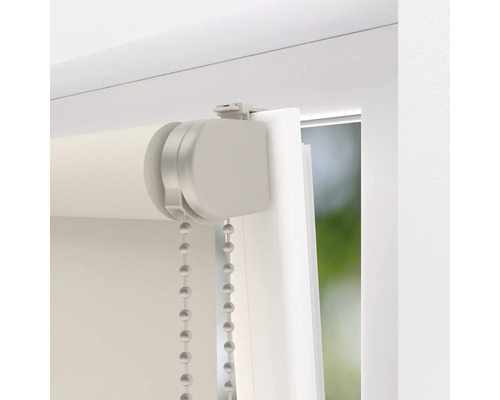 Gedetailleerde weergave van een rolgordijn met kettingbediening op het raam