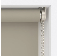 Detailopname van een rolgordijn met kettingbediening voor raamdecoratie.