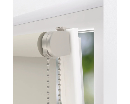 Close-up van een witte rolgordijn met kettingbediening