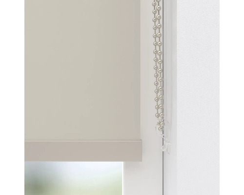 Gedetailleerd aanzicht van een rolgordijn met kettingbediening op het raam