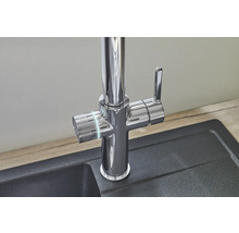 Keukenkraan met temperatuurregelaar op het aanrecht