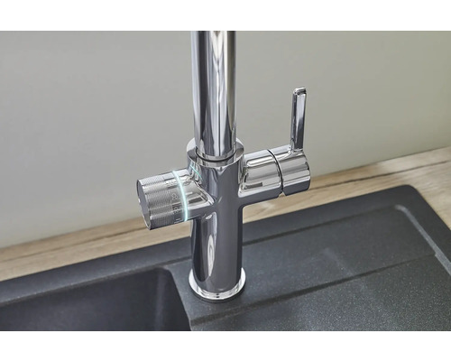 Keukenkraan met temperatuurregelaar op het aanrecht