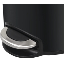 Detail van een zwarte pedaalemmer met een zilverkleurig pedaal