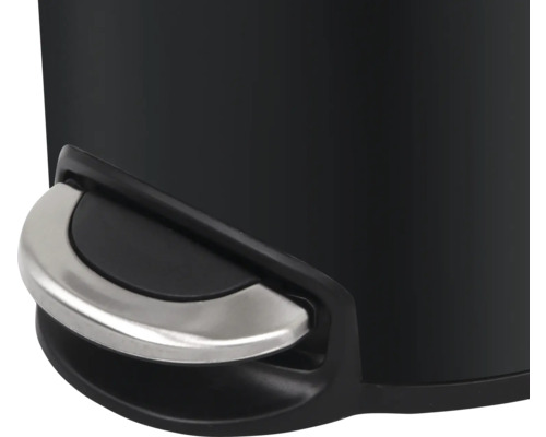 Detail van een zwarte pedaalemmer met een zilverkleurig pedaal