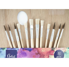 Een set van dertien kunstenaarspenselen met houten handvatten en verschillende penseelvormen.