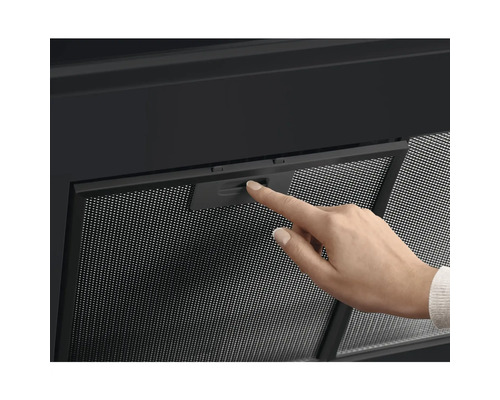 Hand bij het filter van een afzuigkap