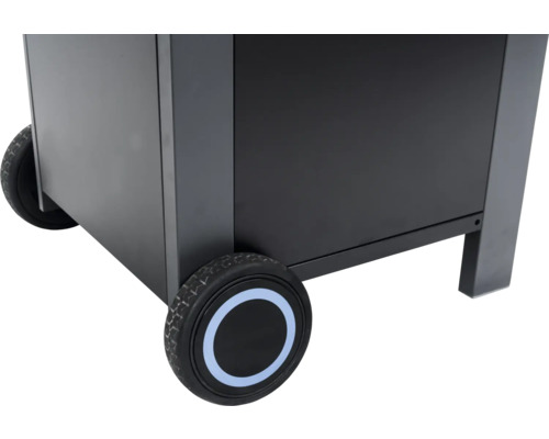 Detail van een zwarte barbecue met wielen voor gemakkelijk transport