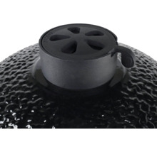 Detailopname van een zwarte keramische grill met ventilatieregelaar.