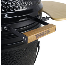 Detailopname van een keramische barbecue met houten handgreep en Tenneker logo