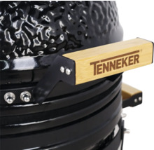 Detailopname keramische barbecue met Tenneker logo op houten handvat