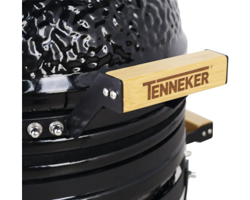 Detailopname keramische barbecue met Tenneker logo op houten handvat