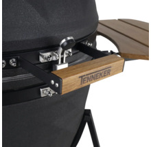 Detailopname van een Tenneker grill met houten handvat en bijzettafel.