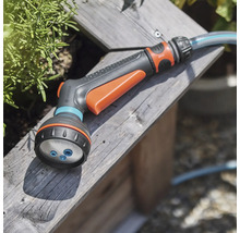 Tuinslang sproeikop op een houten oppervlak