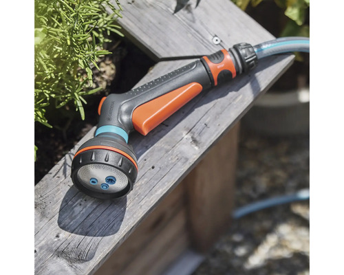 Tuinslang sproeikop op een houten oppervlak