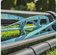 Detailopname van een handmaaier met opvangbak