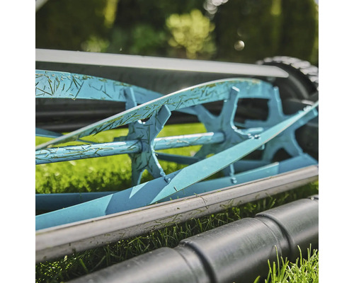 Detailopname van een handmaaier met opvangbak