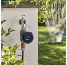 Gardena Smart Water Control irrigatiebediening op de waterkraan met tuinslang en gazonsproeier