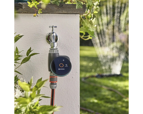 Gardena Smart Water Control irrigatiebediening op de waterkraan met tuinslang en gazonsproeier