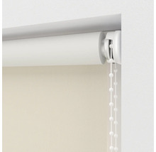 Detailopname van een wit rolgordijn met kettingbediening voor raamdecoratie en zonwering.