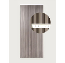 Close-up van een behang met verticale strepen en een meetschaal