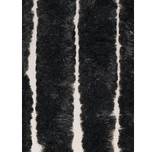 Close-up van een zwart shaggy vloerkleed met strepen