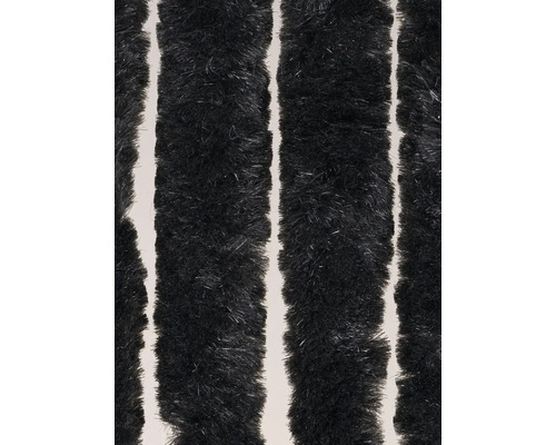 Close-up van een zwart shaggy vloerkleed met strepen