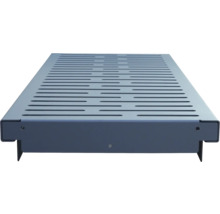 Metalen plank met sleuven voor opslag