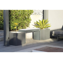 Tuinmeubelscène met bank en plantenbakken