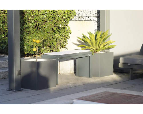 Tuinmeubelscène met bank en plantenbakken