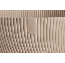 Detail van een plantenbak met een verticaal geribbelde textuur en het Elho logo