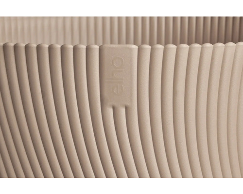 Detail van een plantenbak met een verticaal geribbelde textuur en het Elho logo